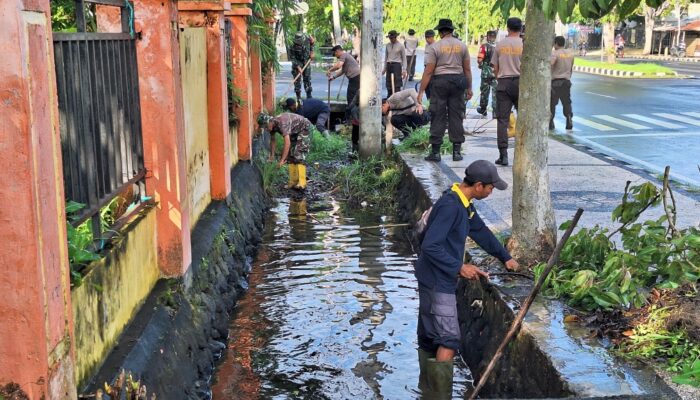 Aksi Gotong Royong Bhara Pelita di Depan Gedung DPRD Kota Mataram