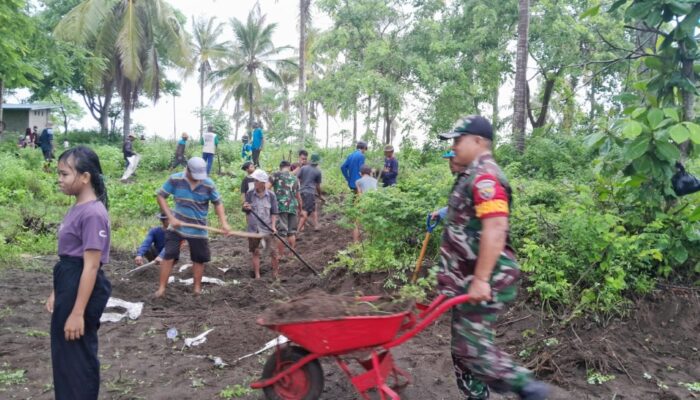 Gotong Royong Atasi Jalan Berlumpur di Dusun Buncit