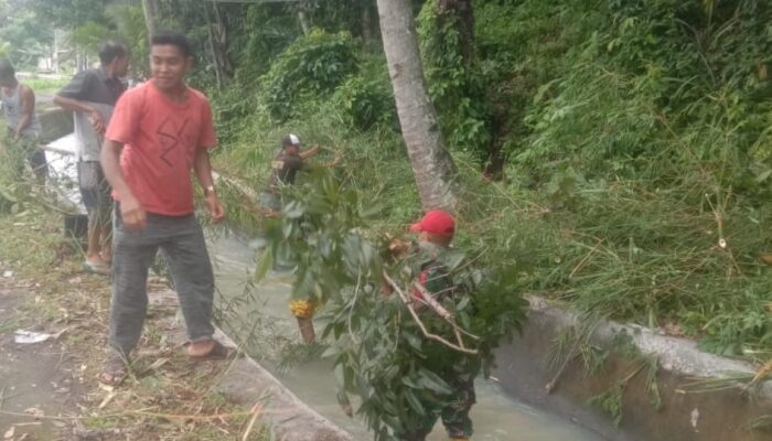 Aksi Bersih Irigasi: Upaya Babinsa Jaga Lingkungan Desa 