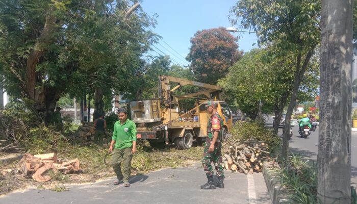 Babinsa Pagesangan Prioritaskan Keselamatan Warga dari Cuaca Ekstrem