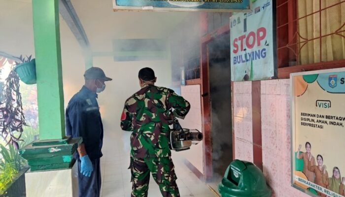 Babinsa Langko Gelar Fogging, Cegah Kasus Demam Berdarah 