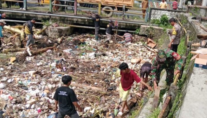 Gotong Royong di Gerung, Wujudkan Lingkungan Bersih dan Asri