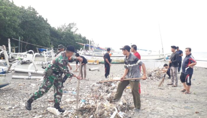 Babinsa dan Masyarakat Laksanakan Aksi Bersih-Bersih Kali Meninting