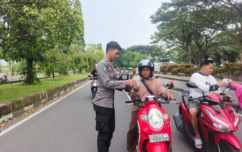 Sinergi Polri dan Masyarakat, Polres Lombok Barat Bagikan Takjil
