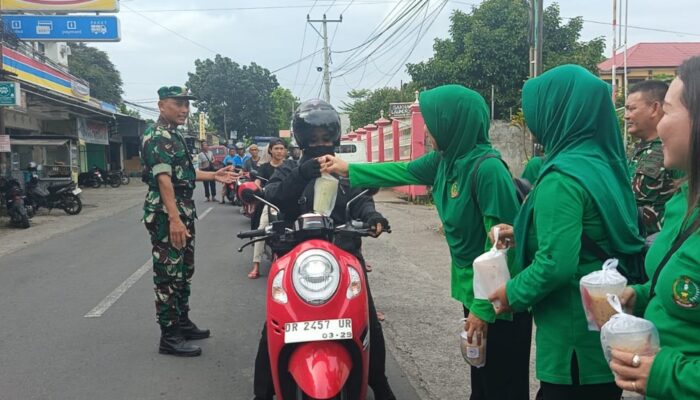 Indahnya Berbagi, Koramil Narmada Salurkan Takjil ke Pengguna Jalan