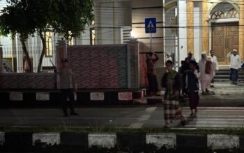 Aman dan Khusyuk! Polsek Kediri Kawal Ibadah Shalat Subuh