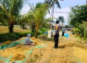Lombok Barat, NTB – Kapolsek Kediri, AKP Jahyadi Sibawaih, S.H., memimpin langsung kegiatan ibadah Salat Tarawih keliling bersama personel Polsek Kediri di Masjid Kembar Menara Tunggal, Desa Banyumulek, Kecamatan Kediri, Kabupaten Lombok Barat, pada Selasa malam (25/3/2025). Kegiatan ini merupakan bagian dari program Polres Lombok Barat dalam rangka mempererat sinergi antara Polri dan masyarakat menyambut datangnya Bulan Suci Ramadhan 1446 Hijriyah. Kegiatan ibadah yang dimulai pukul 20.00 WITA ini diawali dengan Salat Isya berjamaah, yang kemudian dilanjutkan dengan Salat Tarawih yang dipimpin oleh Ustaz Hardian. Kehadiran anggota kepolisian di tengah-tengah masyarakat ini bertujuan untuk memberikan rasa aman dan nyaman bagi umat Islam yang sedang menjalankan ibadah puasa. Meningkatkan Keamanan dan Kenyamanan Masyarakat Ditemui usai kegiatan, Kapolsek Kediri, AKP Jahyadi Sibawaih, S.H., menyampaikan bahwa kegiatan Tarawih keliling ini merupakan wujud nyata kehadiran Polri di tengah masyarakat, khususnya dalam momen penting seperti Bulan Ramadhan. “Kami dari Polsek Kediri bersama Polres Lombok Barat memiliki program untuk melaksanakan Tarawih keliling di berbagai masjid di wilayah hukum kami. Malam ini, kami berkesempatan untuk melaksanakan ibadah di Masjid Kembar Menara Tunggal Banyumulek. Tujuan utama kami adalah untuk mendekatkan diri dengan masyarakat, memberikan rasa aman dan nyaman saat mereka beribadah, serta mempererat tali silaturahmi,” ujar AKP Jahyadi. Program Sinergi Polri dan Masyarakat Lebih lanjut, AKP Jahyadi menjelaskan bahwa kegiatan ini merupakan implementasi dari program Polres Lombok Barat yang menekankan pentingnya sinergi antara Polri dan masyarakat. Menurutnya, keamanan dan ketertiban masyarakat tidak dapat terwujud tanpa adanya dukungan dan kerjasama yang baik dari seluruh elemen masyarakat. “Kami berharap dengan kehadiran kami di sini, masyarakat merasa lebih tenang dan khusyuk dalam menjalankan ibadah. Selain itu, ini juga menjadi sarana bagi kami untuk mendengar langsung aspirasi dan keluhan dari masyarakat terkait keamanan dan ketertiban di lingkungan mereka,” imbuhnya. Respon Positif dari Masyarakat Kegiatan Tarawih keliling yang dilaksanakan oleh Kapolsek Kediri dan personel Polsek Kediri ini mendapatkan respon positif dari masyarakat Desa Banyumulek. Mereka merasa senang dan mengapresiasi kehadiran pihak kepolisian yang turut serta dalam kegiatan keagamaan. Ustaz Hardian, imam Salat Tarawih pada malam itu, menyampaikan rasa terima kasihnya atas kehadiran Kapolsek dan jajaran Polsek Kediri. Menurutnya, kehadiran polisi dalam kegiatan ibadah ini memberikan dampak positif bagi masyarakat. “Kami sangat berterima kasih atas kehadiran Bapak Kapolsek dan anggota polisi lainnya. Ini menunjukkan bahwa polisi tidak hanya bertugas menjaga keamanan, tetapi juga peduli terhadap kegiatan keagamaan masyarakat. Kami merasa lebih aman dan nyaman dalam menjalankan ibadah,” kata Ustaz Hardian. Kegiatan ibadah Salat Tarawih keliling di Masjid Kembar Menara Tunggal Desa Banyumulek ini berjalan dengan aman dan lancar hingga berakhir pada pukul 21.05 WITA. Diharapkan, kegiatan serupa dapat terus dilaksanakan untuk mempererat hubungan antara Polri dan masyarakat serta menciptakan suasana yang kondusif selama Bulan Suci Ramadhan.