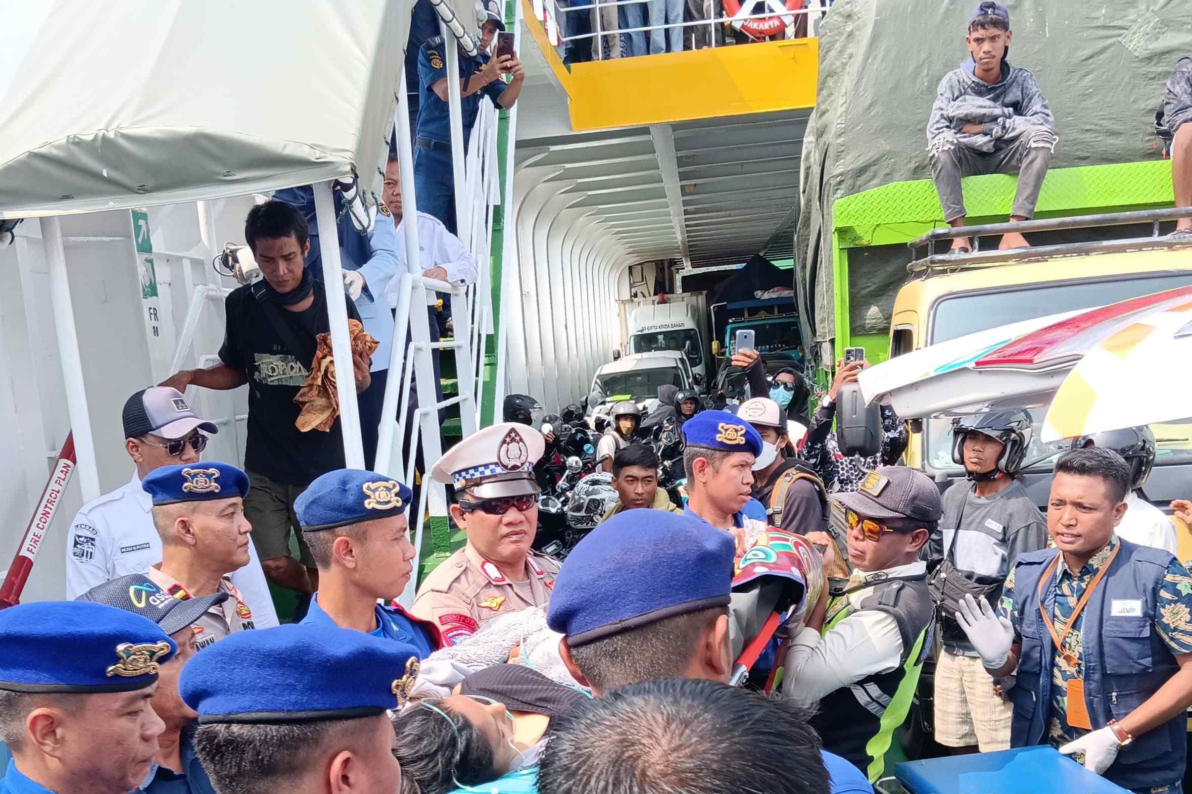 Evakuasi Darurat! Penumpang di Pelabuhan Lembar Alami Keguguran