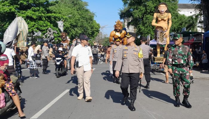 Tradisi Perang Api dan Nyepi di Mataram Dikawal Ketat Aparat 