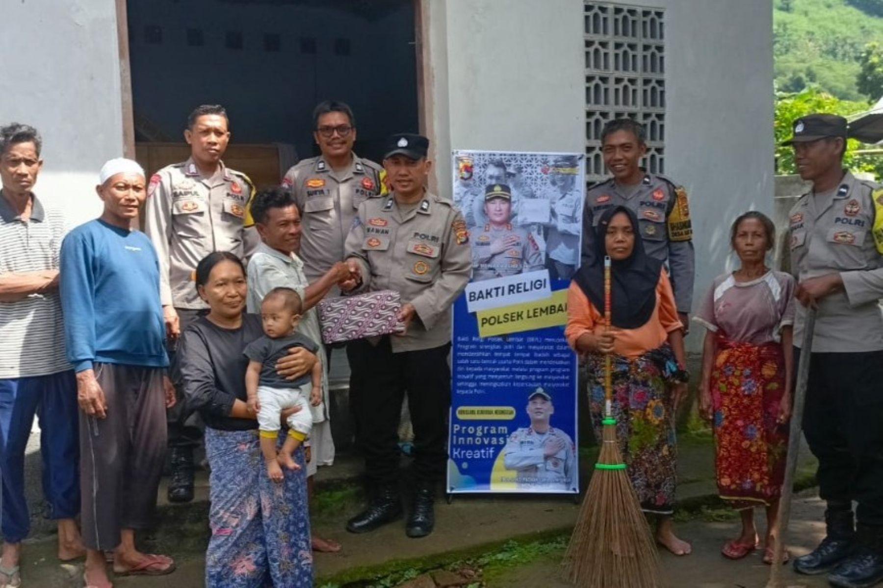 Bakti Religi Polsek Lembar, Tingkatkan Kebersihan dan Semangat Gotong Royong di Masyarakat