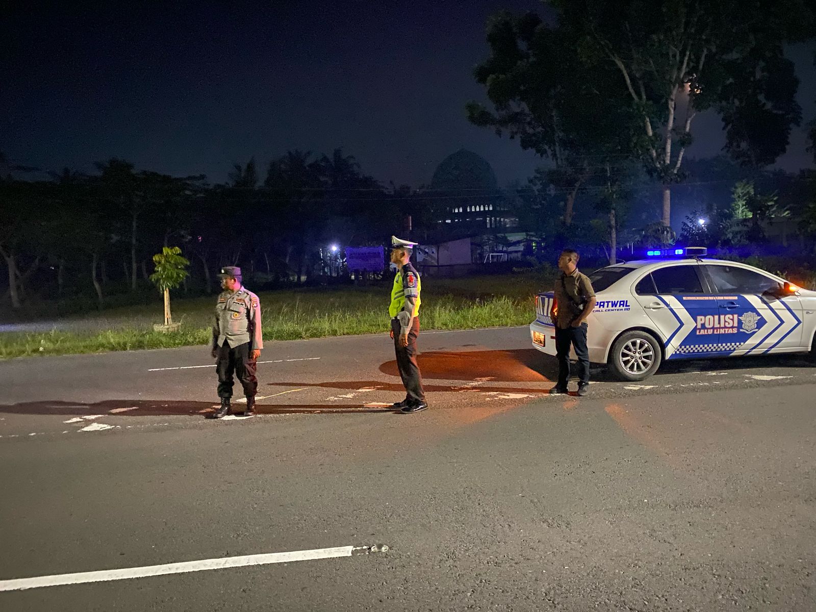 Sigap! Polisi Lombok Barat Bantu Pengendara Truk Pecah Ban Saat Patroli