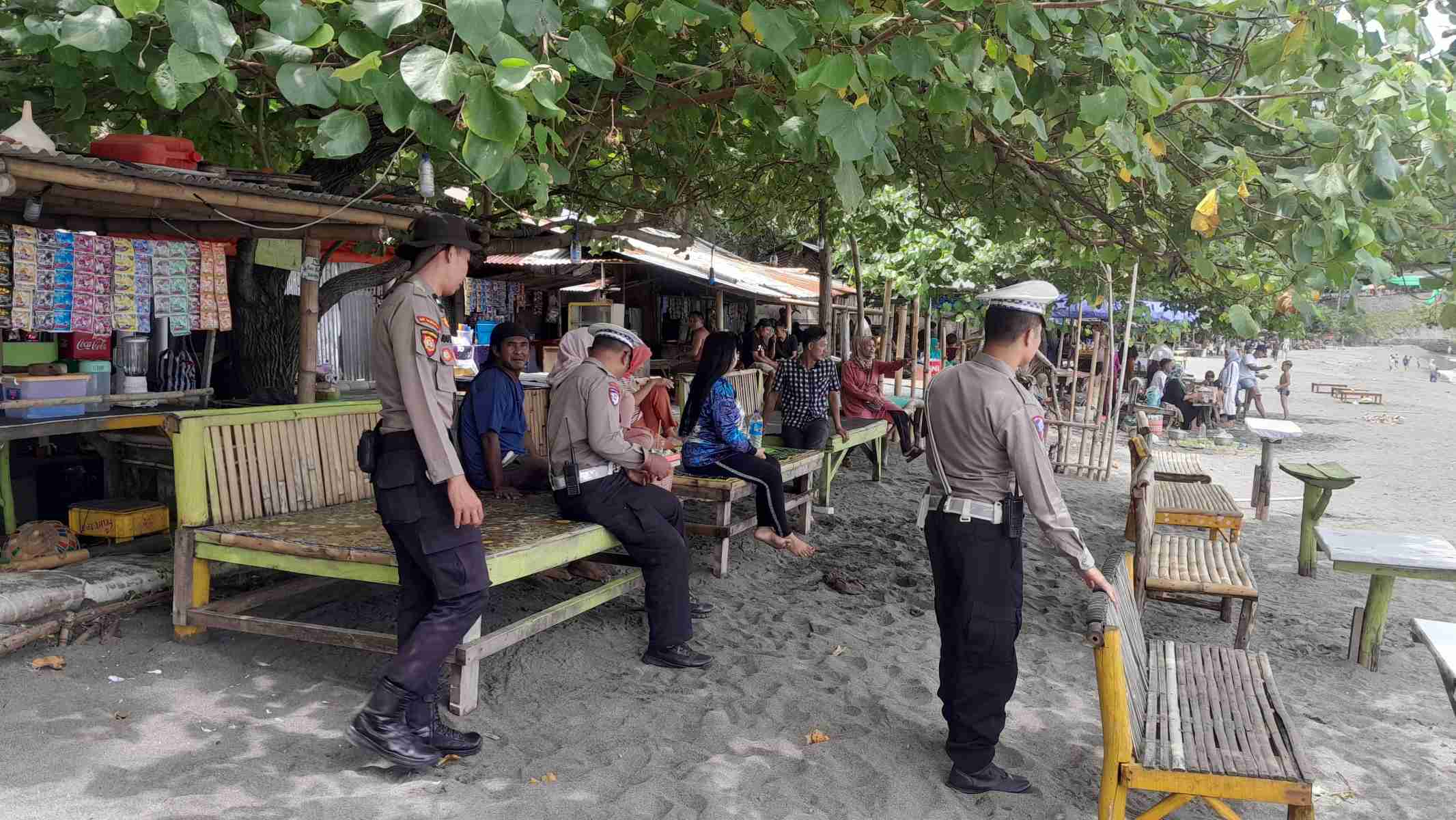 Patroli Ops Ketupat Rinjani 2025, Polisi Jaga Wisatawan di Pantai Lombok Barat