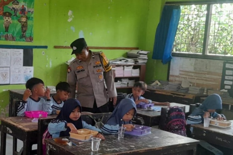Polsek Gerung Kawal Ketat Program Makan Bergizi Gratis, Ribuan Siswa Terima Manfaat