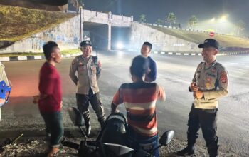 Polsek Kediri Intensifkan Patroli Malam, Sampaikan Himbauan Kamtibmas Langsung ke Warga Lelede