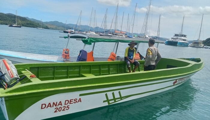 Polsek Sekotong Turut Menjaga Keamanan Ambulance Boat untuk Masyarakat Gili Gede Indah