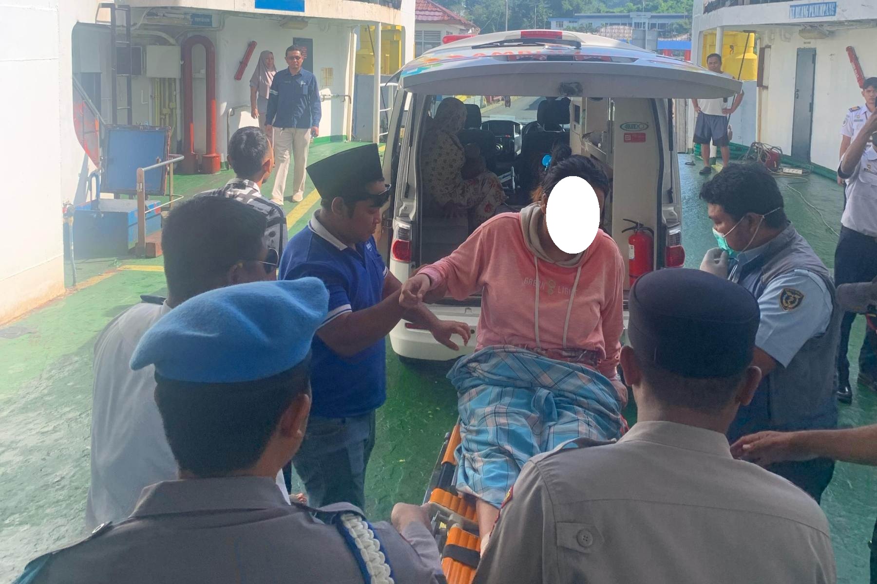 Kolaborasi Polsek dan BKK Lembar Selamatkan Ibu Melahirkan di Kapal