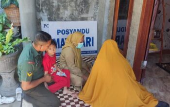 Babinsa Pantau Posyandu Mayasari di Kekalik Kijang