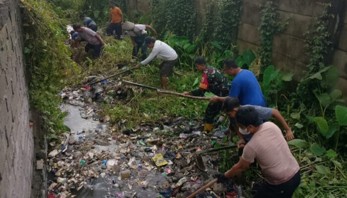 Babinsa Jempong Baru dan Warga Bersihkan Aliran Sungai