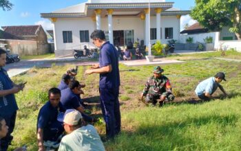 Sinergi Babinsa dan Warga Gelogor dalam Aksi Jumat Bersih