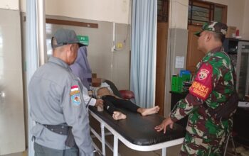 Babinsa dan Linmas Sigap Selamatkan Bocah Tenggelam di Pantai Senggigi
