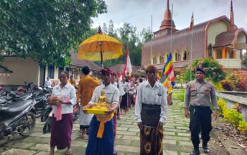 Pengamanan Ketat Prosesi Sakral Nunas Tirta Suci Warnai Waisak di Mareje Lembar, Lombok Barat