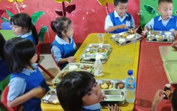 3.305 Siswa Kuripan Terima Paket Makanan Bergizi dari Pemerintah