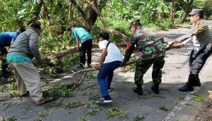Wujudkan Jalan Bersih, Babinsa dan Bhabinkamtibmas Cendi Manik Ajak Gotong Royong