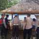 Lombok Barat, NTB – Kepolisian Sektor Sekotong, Polres Lombok Barat, Polda NTB, terus menunjukkan komitmennya dalam menjaga stabilitas keamanan dan ketertiban masyarakat (kamtibmas). Upaya ini diwujudkan melalui giat patroli rutin yang menyasar obyek vital dan obyek wisata, salah satunya Pantai Kemos di Desa Sekotong Barat. Kegiatan ini bertujuan utama untuk mengantisipasi tindak kriminalitas 3C (Curas, Curat, Curanmor) serta berbagai potensi gangguan kamtibmas lainnya. Patroli Rutin Demi Rasa Aman Pengunjung dan Pengelola Wisata Pada Senin, 2 Juni 2025, sekitar pukul 12.30 WITA hingga selesai, Personel Polsek Sekotong melaksanakan patroli intensif di Pantai Kemos yang menjadi salah satu destinasi favorit di wilayah Sekotong menjadi fokus utama kegiatan ini, Senin (2/6/2025). Kapolres Lombok Barat, Polda NTB, AKBP Yasmara Harahap, S.I.K., melalui Kapolsek Sekotong Iptu I Ketut Suriarta, S.H., M.I.Kom., menegaskan bahwa selain pengawasan terhadap potensi tindak kejahatan, patroli juga difokuskan untuk memberikan rasa aman dan nyaman bagi masyarakat serta para pengelola obyek wisata. "Kami secara rutin melaksanakan patroli di obyek vital dan obyek wisata. Ini adalah bentuk kehadiran polisi di tengah masyarakat, memastikan bahwa mereka dapat beraktivitas dengan tenang dan aman," ujar Iptu I Ketut Suriarta, S.H., M.I.Kom., saat ditemui secara terpisah. Kapolsek menambahkan bahwa kegiatan ini bukan hanya sekadar patroli fisik, tetapi juga sebagai sarana komunikasi dua arah antara kepolisian dan masyarakat. Edukasi dan Himbauan untuk Kewaspadaan Bersama Dalam pelaksanaannya, personel Polsek Sekotong tidak hanya melakukan pengawasan, tetapi juga aktif memberikan himbauan kepada masyarakat dan pengelola obyek wisata Pantai Kemos. Himbauan tersebut mencakup pentingnya untuk selalu waspada terhadap lingkungan sekitar dan mewaspadai perubahan cuaca ekstrem yang dapat terjadi kapan saja. Hal ini mengingat wilayah Sekotong yang juga rentan terhadap dampak cuaca tak menentu, khususnya bagi aktivitas di area pantai. "Kami mengingatkan kepada seluruh masyarakat, khususnya pengelola dan pengunjung Pantai Kemos, untuk selalu meningkatkan kewaspadaan. Perhatikan barang bawaan, dan jangan ragu untuk melapor jika melihat hal-hal yang mencurigakan," jelasnya. Selain itu, kolaborasi dan sinergi dengan aparat kepolisian juga terus digalakkan guna menciptakan sitkamtibmas yang benar-benar kondusif. "Keamanan adalah tanggung jawab kita bersama," tegasnya. Respon Positif dari Masyarakat Kehadiran personel kepolisian di lokasi obyek wisata Pantai Kemos secara langsung dirasakan manfaatnya oleh masyarakat. Banyak yang menyambut baik kegiatan patroli ini karena dapat memberikan rasa aman dan nyaman, terutama di tengah potensi keramaian dan peningkatan aktivitas wisata. "Kami sangat senang dengan adanya patroli dari polisi. Rasanya lebih tenang kalau ada bapak-bapak polisi yang berpatroli di sini, apalagi ini kan tempat wisata, jadi bisa mencegah hal-hal yang tidak diinginkan," ungkap salah seorang pengelola warung di Pantai Kemos yang enggan disebutkan namanya. Respon positif ini menjadi indikasi keberhasilan Polsek Sekotong dalam membangun kepercayaan dan kemitraan dengan masyarakat.